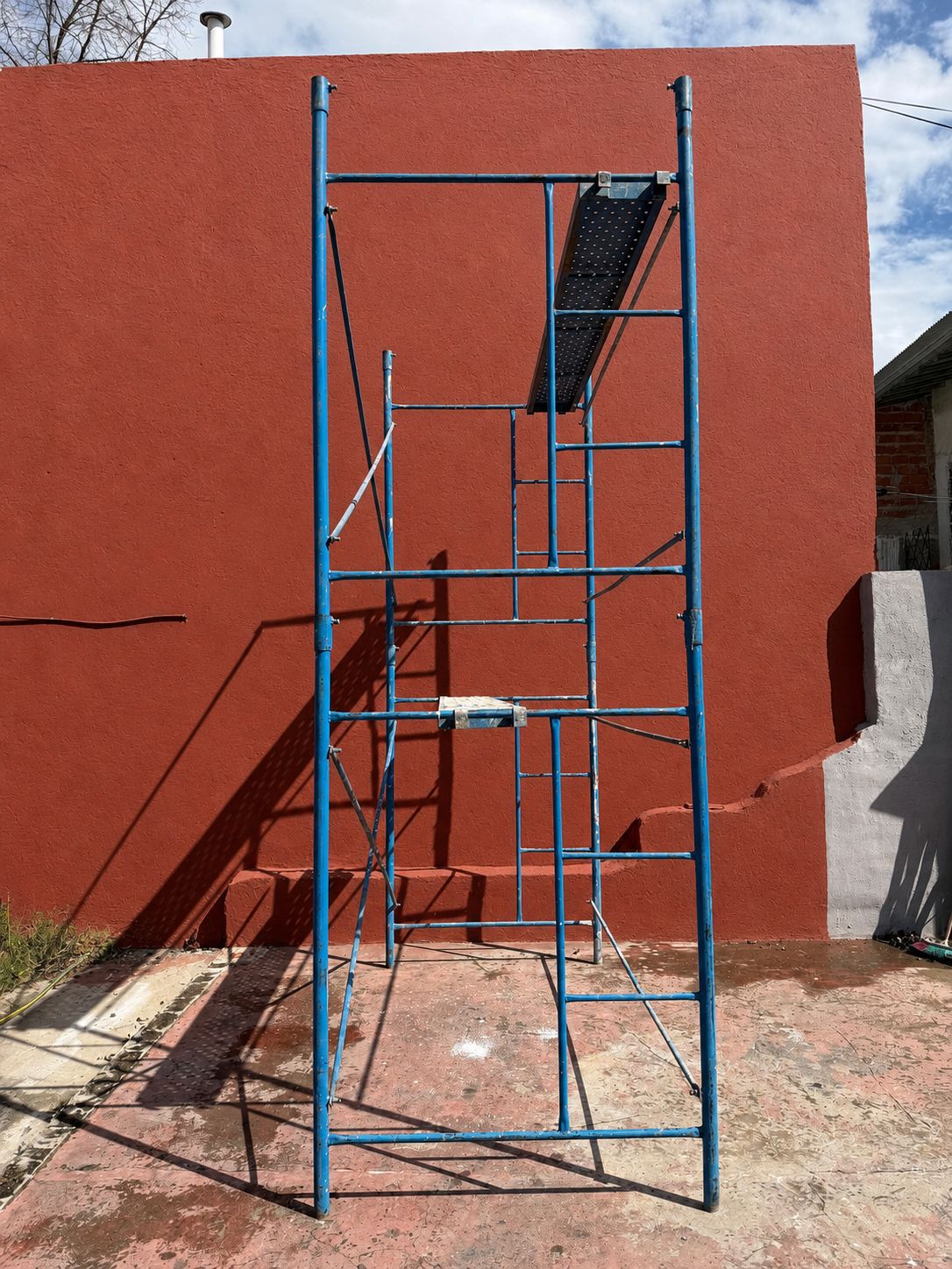 Andamio tubular de dos cuerpos armado junto a una pared