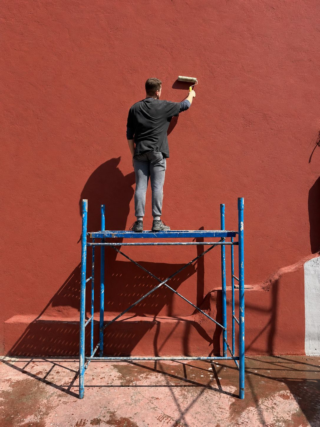 Operario trabajando sobre la plataforma de un andamio de un cuerpo