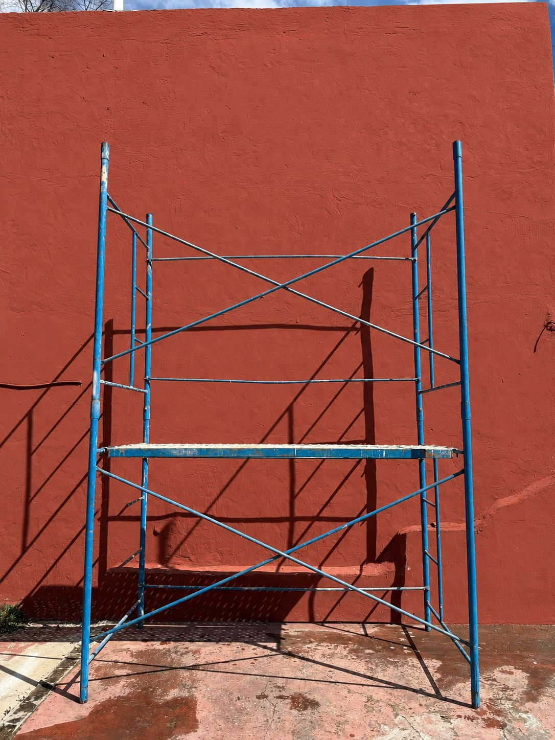 Andamio tubular con plataforma y crucetas montado en obra
