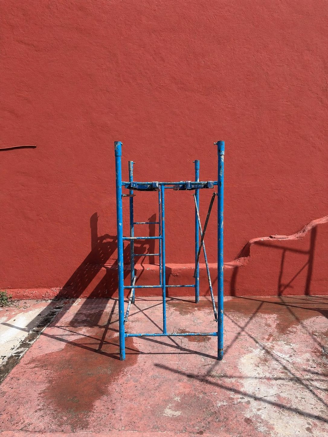 Estructura de andamio vista de perfil con escalera integrada